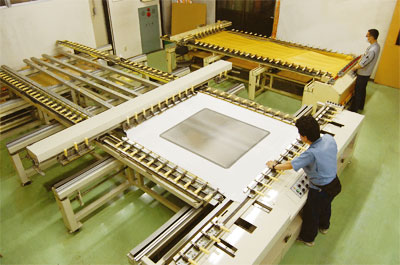 Large sized stencil stretching unit
